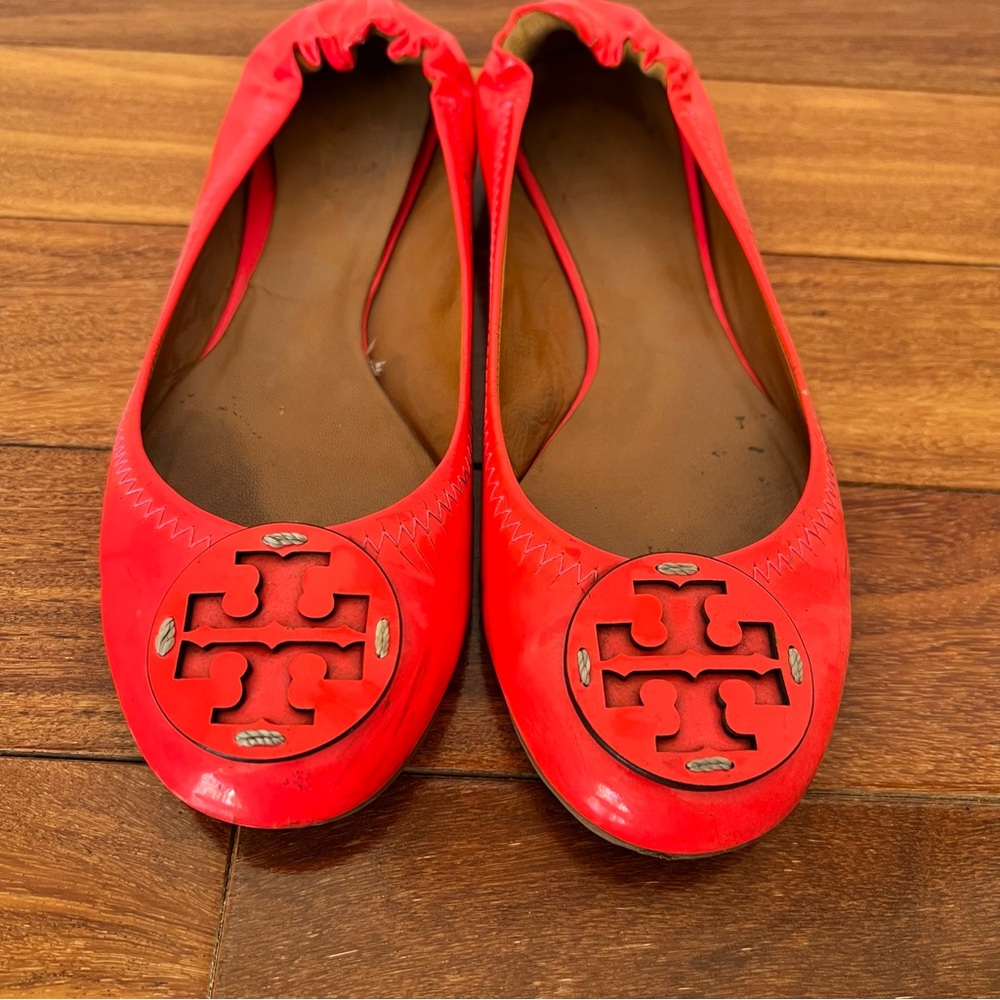 Tory Burch Reva Patent Leather Flats in Barbie Hot Pink / Bougainvillea Size 8